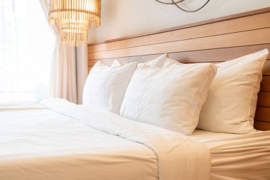 Beyaz yastık dekorasyonu yatak odasının iç tarafında.