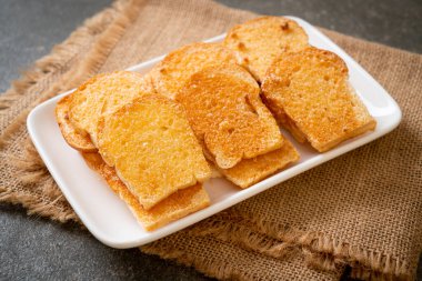 tereyağlı ve şekerli kızarmış ekmek.