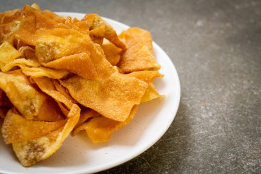 Kızarmış soslu domuz pastırması.