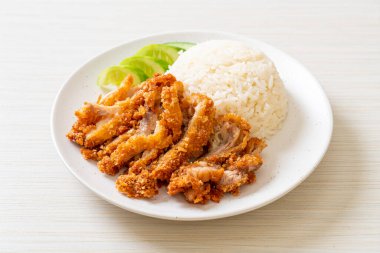 Kızarmış tavuklu Çin tavuğu pilavı ya da kızarmış tavuklu pilav çorbası. Asya usulü.