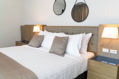 İç dekorasyon odasındaki güzel yastık.