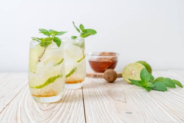 Naneli buzlu bal ve limonlu soda, ferahlatıcı içecek.