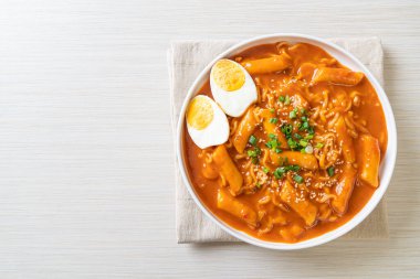 Kore hazır şehriyesi ve Kore baharatlı soslu Tteokbokki, Rabokki - Kore yemeği tarzı.