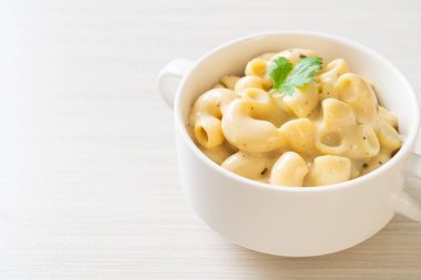 Fırında makarna ve peynir.