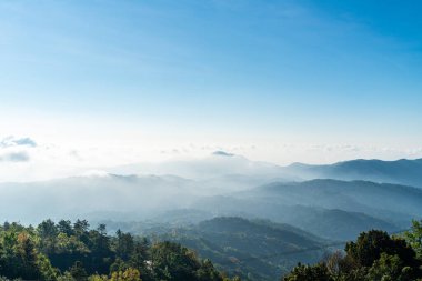 Tayland 'daki Chiang Mai' de bulutlu güzel bir dağ tabakası ve gün doğumu.