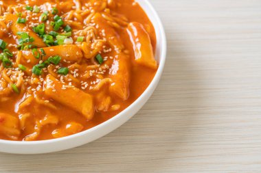 Kore hazır şehriyesi ve Kore baharatlı soslu Tteokbokki, Rabokki - Kore yemeği tarzı.