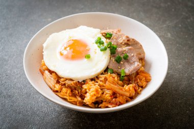 Kore usulü kızarmış yumurta ve domuz etli kimchi pilavı.