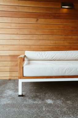 Boş kanepe ya da balkondaki kanepe rahatlamak için.