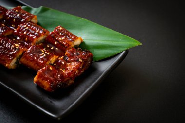 Dilimlenmiş yılan balığı ya da soslu ızgara unagi (Kabayaki) - Japon yemeği tarzı.