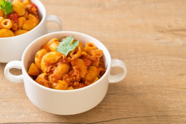 Domates soslu makarna ve kıymalı domuz eti, Amerikan usulü pirzola, Amerikan usulü gulaş.