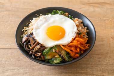 Bibimbap, Kore baharatlı salata pilav ve sahanda yumurta. Geleneksel Kore yemeği tarzı.