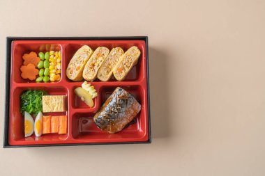 Bento soslu ızgara uskumru balığı, Japon usulü.