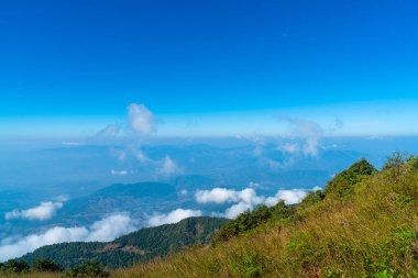 Tayland, Chiang Mai 'deki Kew Mae Pan Doğa Yolu' nda bulutlu ve mavi gökyüzü olan güzel bir dağ tabakası.