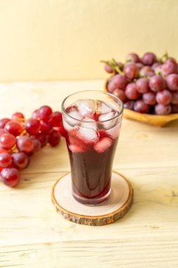 Ahşap zemin üzerinde taze üzüm suyu