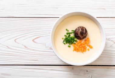 sebze, mantar ve havuç ile ev yapımı haşlanmış yumurta