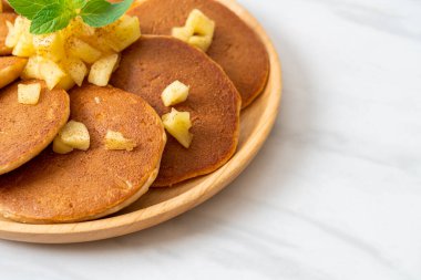 Elmalı krep ya da tarçın tozlu elmalı krep.