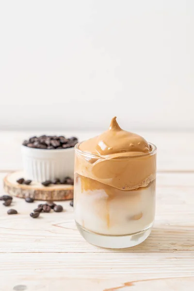 Dalgona Kaffee Geeiste Flauschig Cremige Schlagsahne Trendgetränk Mit Kaffeeschaum Und — Stockfoto