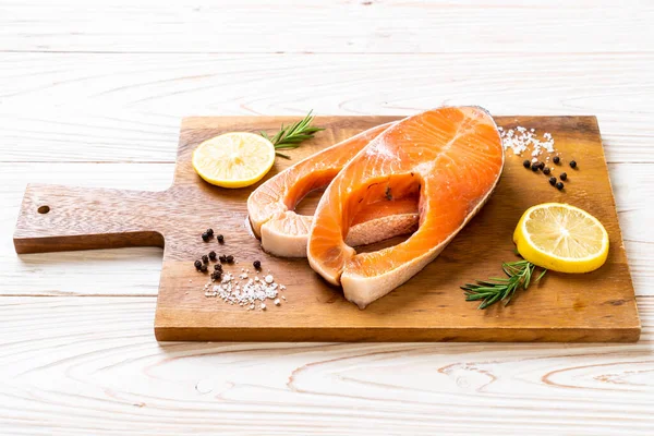 İçinde malzeme olan taze çiğ somon filetosu bifteği.