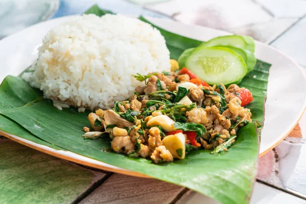 Aduk Daging Babi Cincang Dan Kemangi Goreng Dengan Nasi Thai — Stok Foto