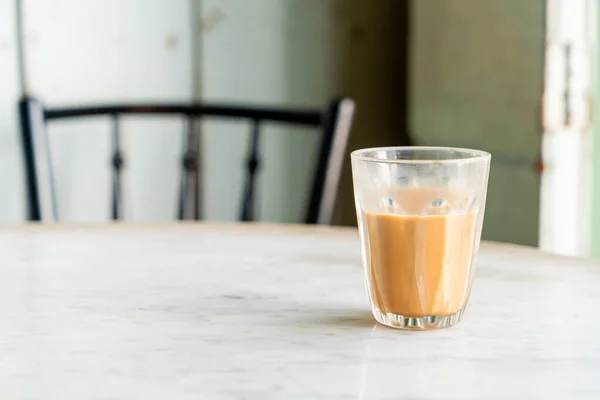 Gelas Teh Susu Thailand Panas Atas Meja — Stok Foto