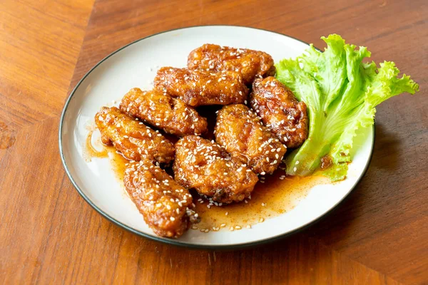 Kore soslu kızarmış tavuk ve beyaz susam.