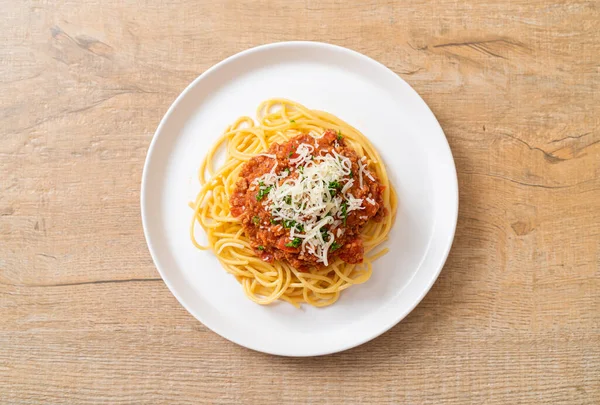 Spagetti bolonez domuz eti ya da kıymalı domates soslu spagetti İtalyan yemeği tarzı.