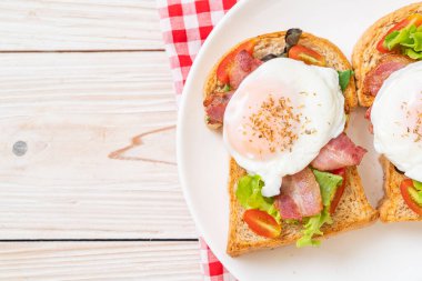 Kahvaltıda sebzeli, pastırmalı, yumurtalı ya da yumurtalı tam buğday ekmeği.