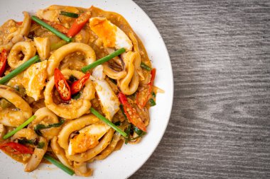 Kızarmış kalamar ya da ahtapotu tuzlu yumurtayla karıştırın - Asya yemeği tarzı