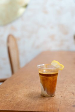 'Kirli kahve' adında özel bir kahve menüsü. Altta soğuk süt, üstte sıcak espresso ve limon.