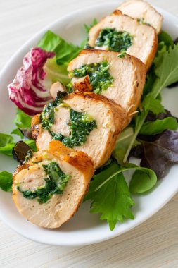 Peynir ve ıspanakla doldurulmuş fırında tavuk göğsü.