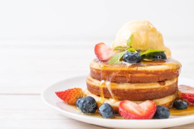 Yabanmersinli gözleme, çilek, bal ve vanilyalı dondurma.