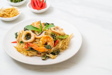 Baharatlı erişteyi deniz yemeğiyle karıştır (Pad Cha Talay) - Tayland yemeği tarzı