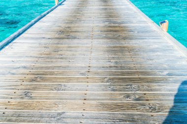 Mavi okyanusla ahşap yol