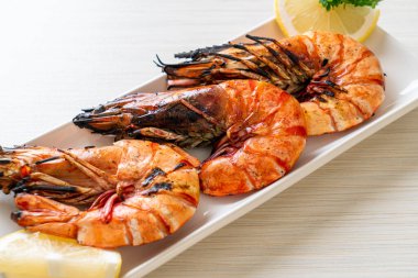 Izgara kaplan karidesi ya da limonlu karides.