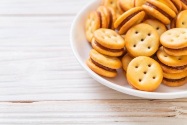 Hindistan cevizli bisküvi ve ananas reçeli.