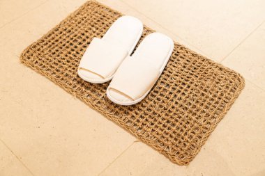 Beyaz terlik otel odasında.