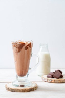 Buzlu çikolatalı milkshake, ahşap arka planda.