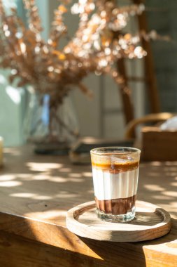 Kahve dükkanında duble kirli kahve fincanı (sütlü ve çikolatalı espresso)