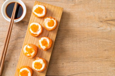 Mayonez ve karides yumurtalı taze somon suşisi. Japon usulü.