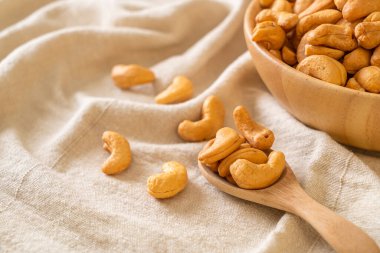 Tahta kasede fındık ve fotokopi alanı.