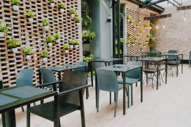 Kafe restoranında boş masa ve sandalye.