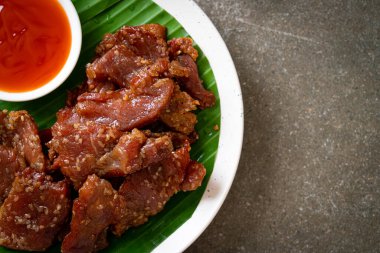 Tabakta sosla kurutulmuş domuz eti.