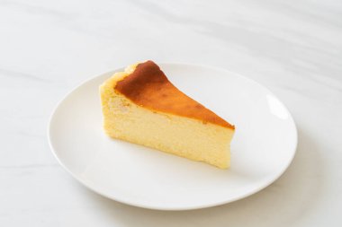 Beyaz tabakta ev yapımı cheesecake.