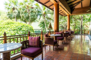 Boş masa ve sandalye balkonda.