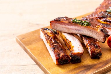 Izgara ve ızgara domuz pirzolası.