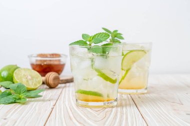 Naneli buzlu bal ve limonlu soda, ferahlatıcı içecek.