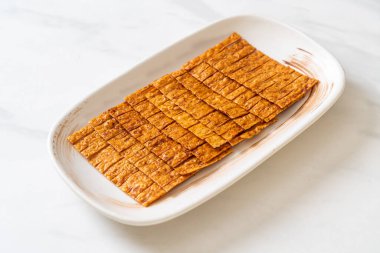 tabakta kalamar deniz ürünleri atıştırması