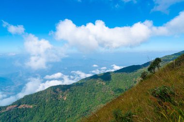 Tayland, Chiang Mai 'deki Kew Mae Pan Doğa Yolu' nda bulutlu ve mavi gökyüzü olan güzel bir dağ tabakası.
