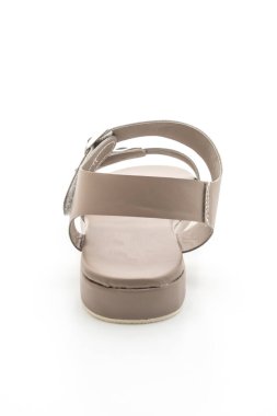 Kadınlar beyaz arka plan üzerinde izole sandalet deri