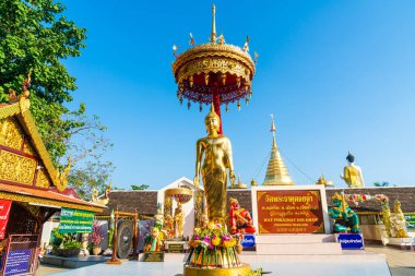 Chiang Mai, Tayland - 6 Aralık 2020: Chiang Mai, Tayland 'da Wat Phra That Doi Kham' ın (Altın Tapınak) görüntüsü. Bu tapınak Doi Kham tepesinde, güzel dağ manzaralarıyla çevrili..